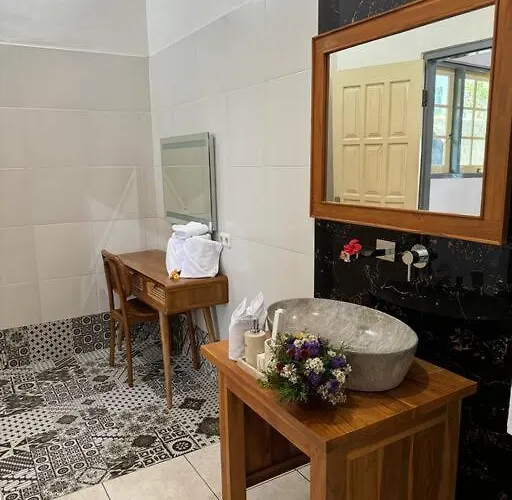 Jambu, Lovina-kayuputih Villa *
