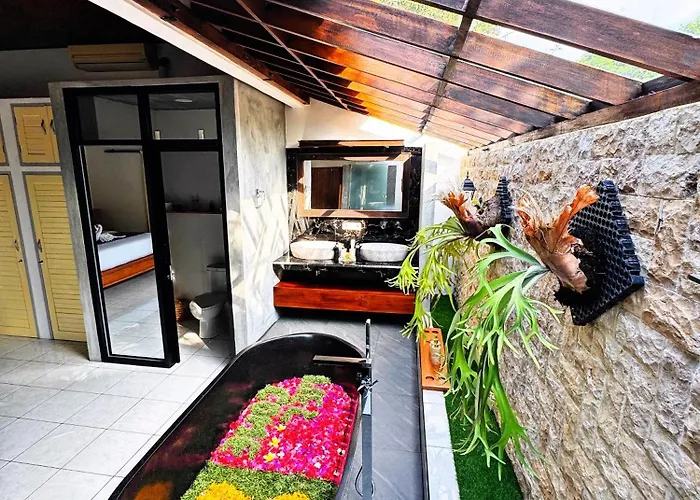 Jambu, Lovina-kayuputih Villa